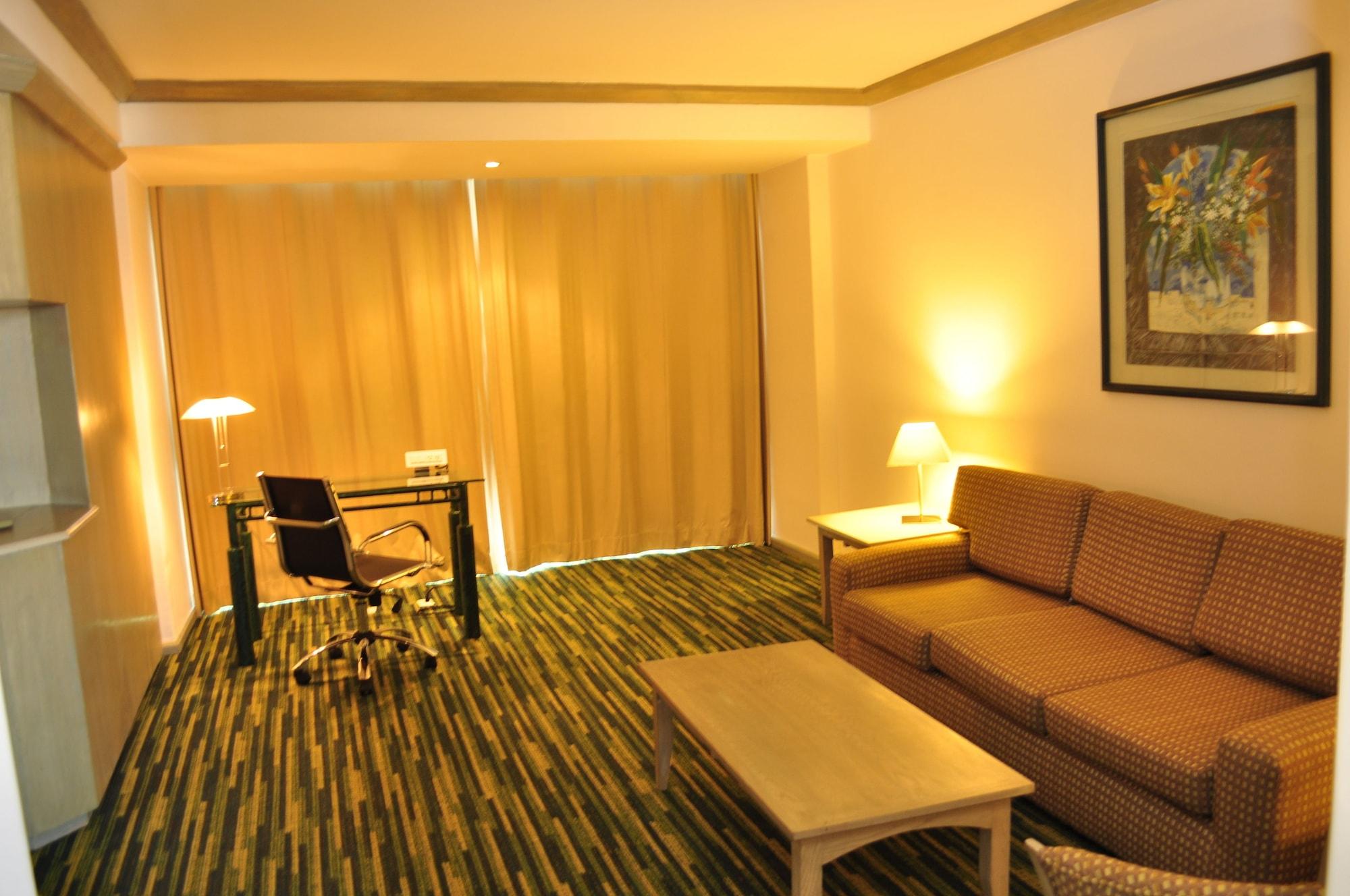 فندق راديسون بارايسو مكسيكو سيتي مدينة مكسيكو المظهر الخارجي الصورة A living room in a typical hotel suite