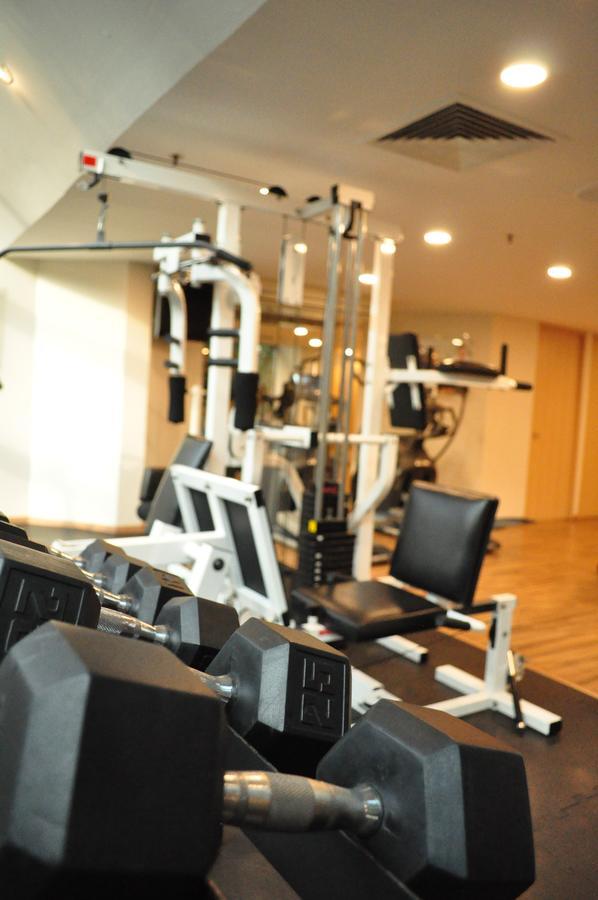 فندق راديسون بارايسو مكسيكو سيتي مدينة مكسيكو المظهر الخارجي الصورة A gym at a hotel
